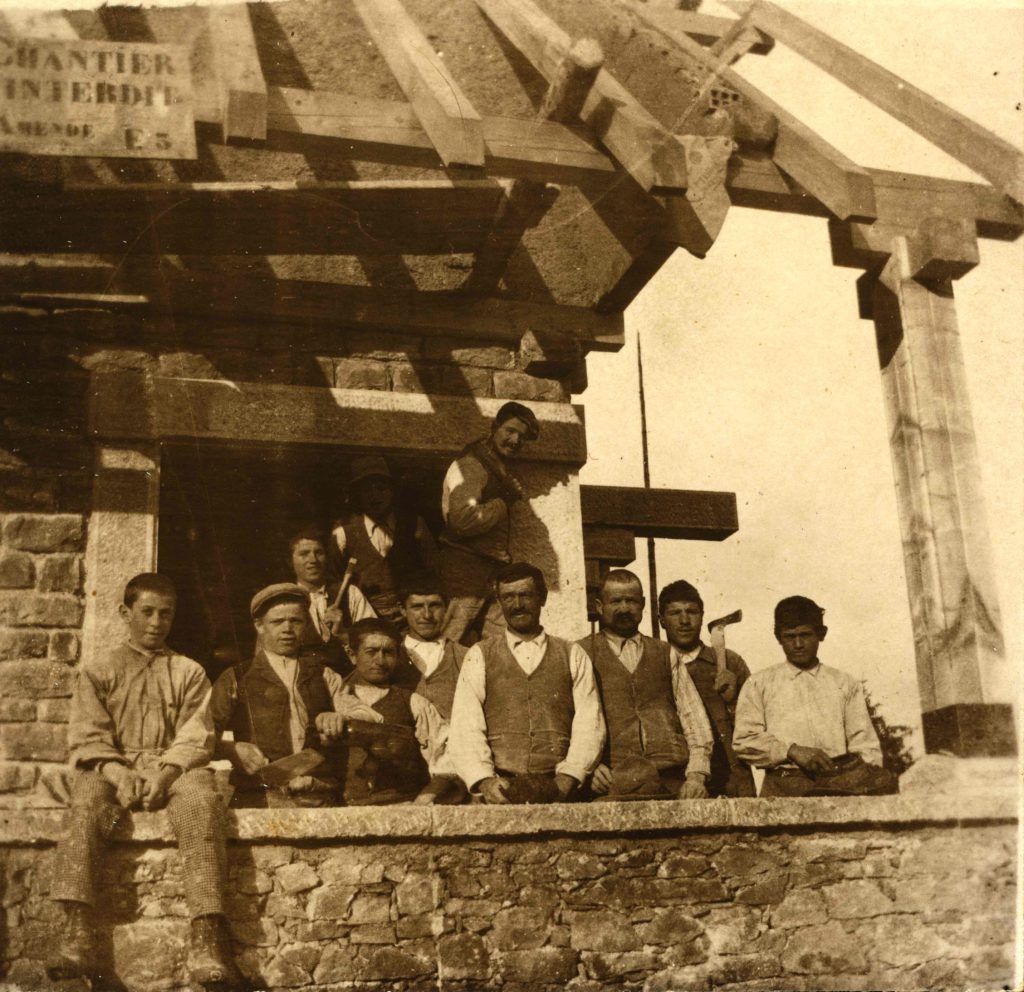 Photographie des élèves d l'école d'art de La Chaux-de-Fonds prise pendant le chantier de la Villa Fallet.